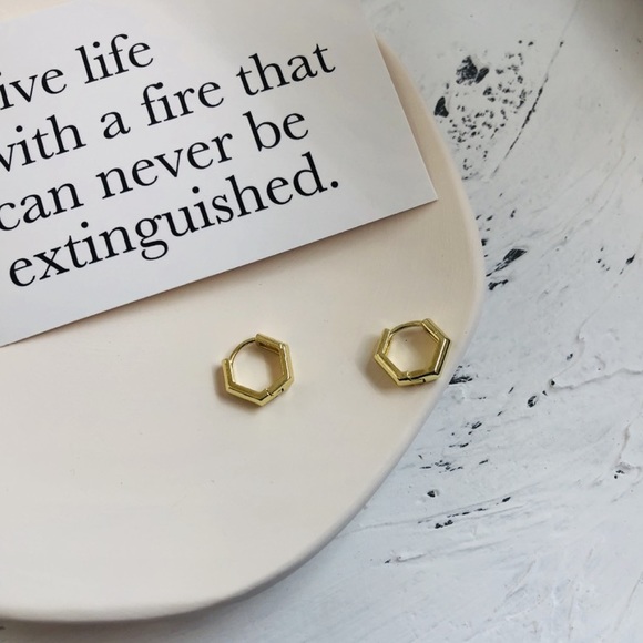 💕Last one 18K Gold Geometric Hexagon Hoop Earring - Picture 3 of 6